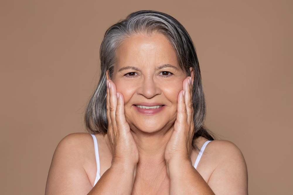 Mujer morena acariciando su rostro