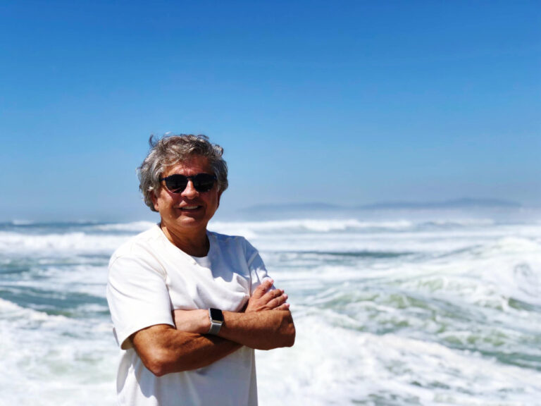 Hombre en la playa tomando el sol